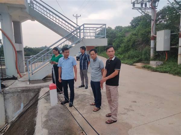 ĐỒNG CHÍ BÍ THƯ ĐẢNG ỦY -CHỦ TỊCH HĐND PHƯỜNG NGUYỄN TRÃI KIỂM TRA CÔNG TÁC PHÒNG, CHỐNG LỤT BÃO TẠI CÁC ĐỊA BÀN TRỌNG ĐIỂM.