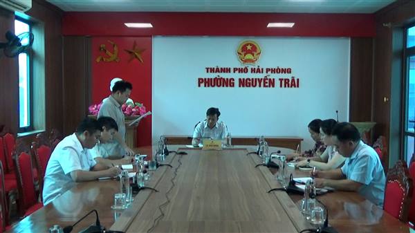 UBND phường Nguyễn Trãi vừa tổ chức buổi làm việc nhằm nghe các phòng, ban, đơn vị báo cáo tình hình thực hiện nhiệm vụ và triển khai một số nội dung công việc trọng tâm trong thời gian tới. 