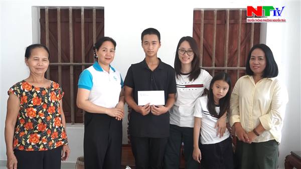 HỘI LIÊN HIỆP PHỤ NỮ PHƯỜNG NGUYỄN TRÃI THĂM, TẶNG QUÀ TRẺ EM MỒ CÔI, TRẺ EM CÓ HOÀN CẢNH ĐẶC BIỆT KHÓ KHĂN