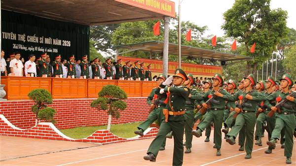 Đồng chí Nguyễn Văn Đản, Bí thư Đảng ủy, Chủ tịch Hội đồng nhân dân phường dự Lễ tuyên thệ chiến sĩ mới tại Trung đoàn 2, Sư đoàn 395