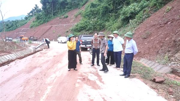 Lãnh đạo UBND phường Nguyễn Trãi kiểm tra, khắc phục hậu quả sau bão số 4 NARRA.