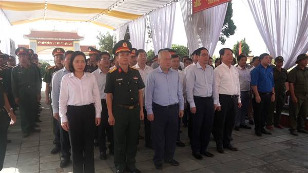 Đồng chí Chủ tịch UBND thành phố dâng hương tri ân, động viên lực lượng lấy mẫu ADN hài cốt liệt sĩ tại phường Nguyễn Trãi