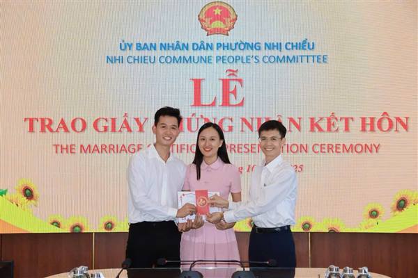 UBND phường Nhị Chiểu trao giấy chứng nhận kết hôn đến công dân – Lan tỏa hình ảnh “Chính quyền thân thiện, vì Nhân dân phục vụ”