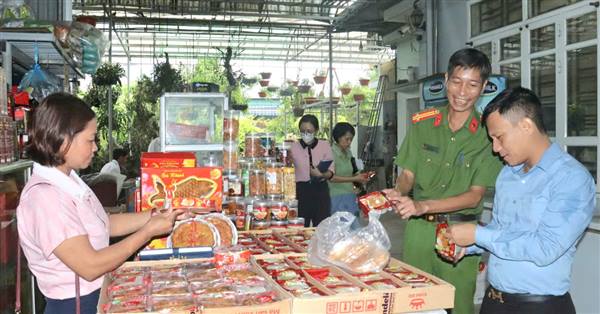 Kiểm tra an toàn thực phẩm trong dịp Tết Trung thu năm 2025 trên địa bàn phường Nhị Chiểu