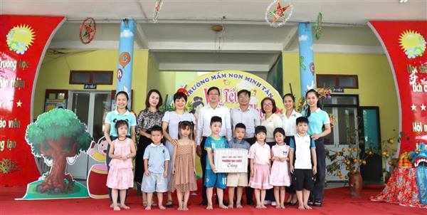 Các đồng chí lãnh đạo phường Nhị Chiểu tặng quà Tết Trung thu tại các trường học