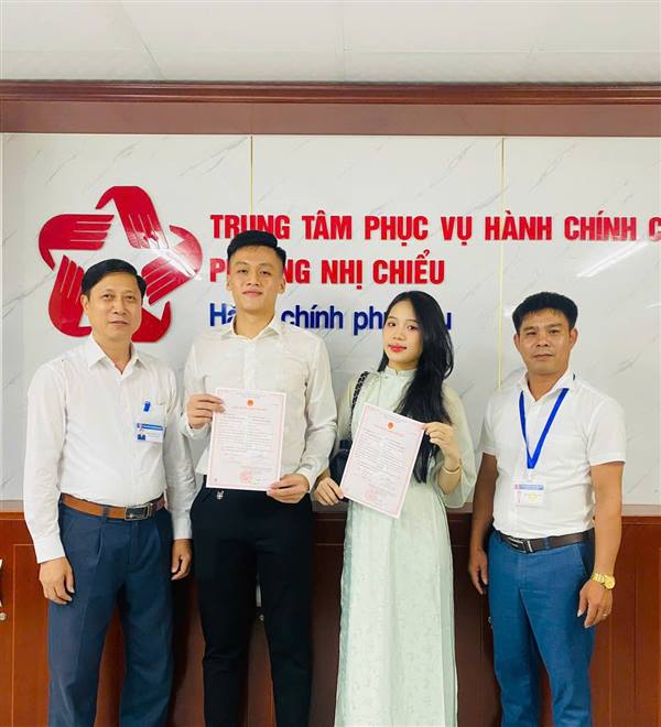 UBND phường Nhị Chiểu trao giấy chứng nhận và thư chúc mừng tặng đôi vợ chồng mới đăng ký kết hôn