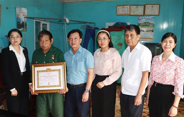 Đồng chí Nguyễn Thị Hương, Phó Bí thư Thường trực Đảng uỷ phường trao tặng huy hiệu Đảng cho đảng viên 