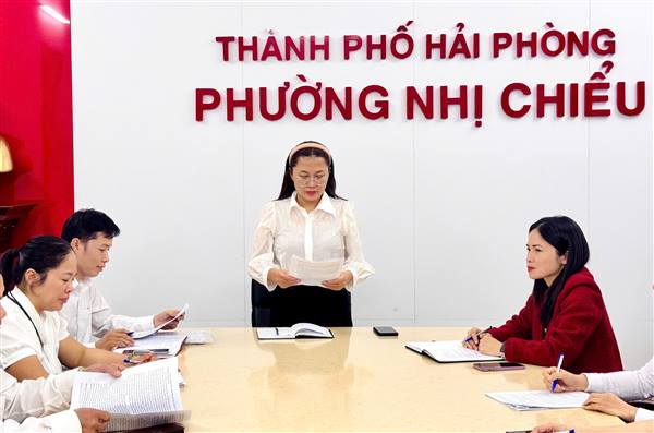 Đoàn giám sát của Đảng ủy phường tổ chức giám sát việc thực hiện Nghị quyết Trung ương 4 (khóa XII) về “Tăng cường xây dựng, chỉnh đốn Đảng; ngăn chặn, đẩy lùi sự suy thoái về tư tưởng chính trị, đạo đức, lối sống, những biểu hiện ‘tự diễn biến’, ‘tự chuyển hóa’ trong nội bộ” và Kết luận số 21-KL/TW ngày 25/10/2021 của Ban Chấp hành Trung ương khóa XIII, gắn với việc thực hiện Chỉ thị số 05-CT/TW ngày 15/5/2016 và Kết luận số 01-KL/TW ngày 18/5/2021 của Bộ Chính trị về “Đẩy mạnh học tập và làm theo tư tưởng, đạo đức, phong cách Hồ Chí Minh” đối với Chi bộ Tổ dân phố Cậy Sơn 1.