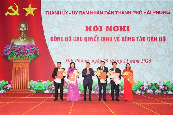 Thành Uỷ - UBND thành phố Hải Phòng công bố các quyết định về công tác cán bộ
