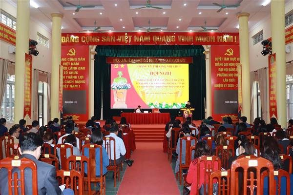 Hội nghị giao ban giữa Ban Thường vụ Đảng uỷ với Bí thư các Chi, Đảng bộ trực thuộc và Tổ trưởng Tổ dân phố trên địa bàn.