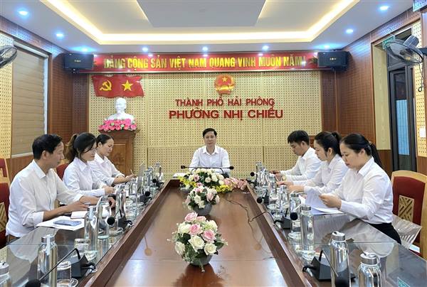 Các đồng chí trong Ban Chấp hành Đảng bộ phường dự sinh hoạt chi, đảng bộ thường kì tháng 12