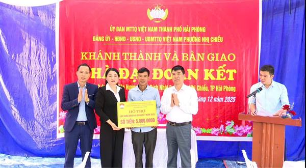 Trao 2 nhà “Đại đoàn kết” cho hộ có hoàn cảnh khó khăn phường Nhị Chiểu