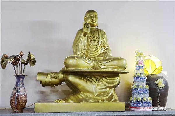 Bức tượng 'Vua sám hối'
