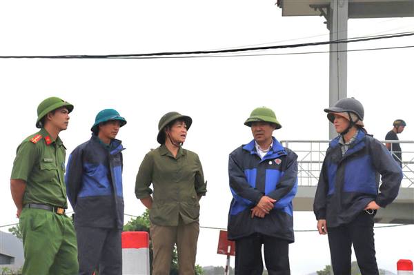 Tổng công tác Ban chỉ huy phòng, chống thiên tai, tìm kiếm cứu nạn và phòng thủ dân sự phường Nhị Chiểu kiểm tra tình hình thực tế công tác phòng, chống bão
