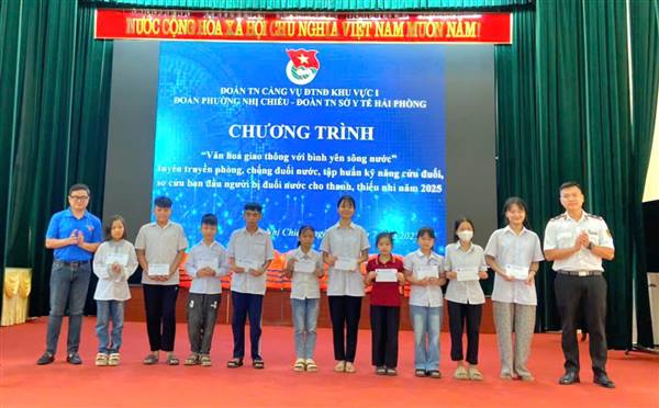 Thiết thực chương trình “Văn hoá giao thông - Bình yên sông nước năm 2025 và trang bị kỹ năng sơ cấp cứu ban đầu cho nạn nhân đuối nước"