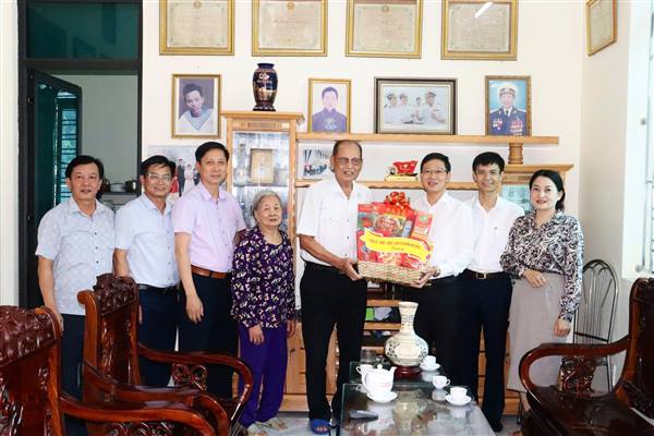 Các đồng chí lãnh đạo phường Nhị Chiểu thăm, tặng quà gia đình người có công tiêu biểu nhân kỷ niệm 80 năm Quốc khánh 2/9