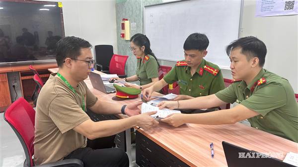 Công an Hải Phòng đến doanh nghiệp làm thủ tục lý lịch tư pháp cho chuyên gia nước ngoài