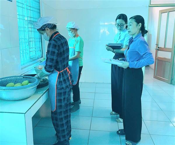 Kiểm tra an toàn thực phẩm tại bếp ăn bán trú các trường Mầm non và Tiểu học trên địa bàn phường Nhị Chiểu