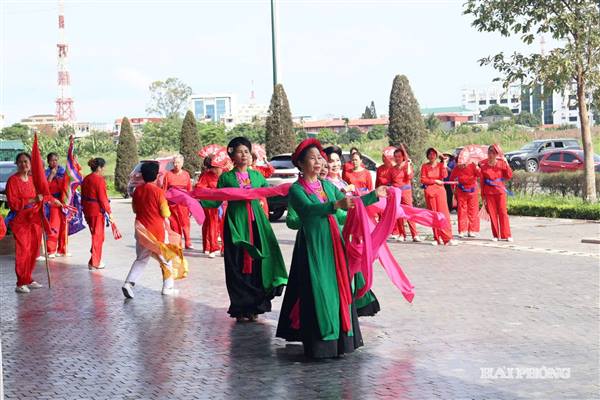 Rộn ràng chương trình văn nghệ kỷ niệm 51 năm ngày giải phóng miền Nam