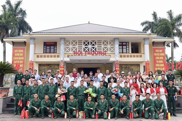 Phường Nhị Chiểu gặp mặt tặng quà, động viên tân binh nhập ngũ năm 2026 huấn luyện tại Lữ Đoàn 490 Bộ Tư lệnh Pháo binh - Tên lửa.