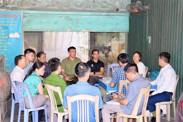 Tổ tuyên truyền, vận động của UBND phường Nhị Chiểu làm việc với hộ gia đình bà Nguyễn Thị Đạt, tổ dân phố Phú Thứ 2