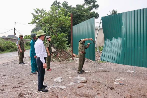 PHƯỜNG NHỊ CHIỂU GIẢI TỎA KHU VỰC QUÂY TÔN TRÁI PHÉP TẠI CHÂN NÚI HANG MA
