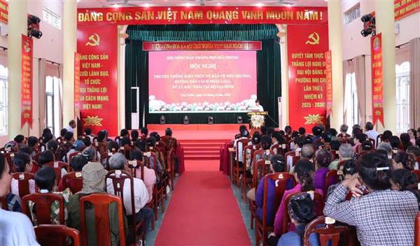 155 cán bộ, hội viên, nông dân tiêu biểu, hộ gia đình ở phường Nhị Chiểu được truyền thông kiến thức về bảo vệ môi trường, hướng dẫn phân loại, xử lý rác thải tại hộ gia đình