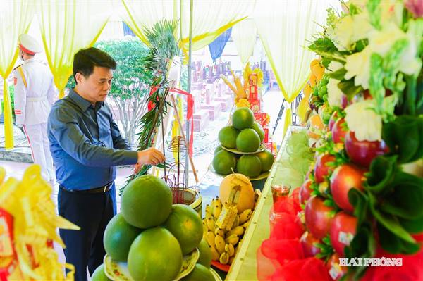 Đồng chí Bí thư Thành ủy dâng hương tri ân, kiểm tra tiến độ lấy mẫu ADN hài cốt liệt sĩ tại phường Nhị Chiểu