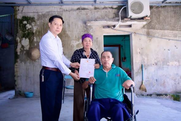 Phường Nhị Chiểu hỗ trợ người già yếu thực hiện thủ tục đăng ký kết hôn tại nhà