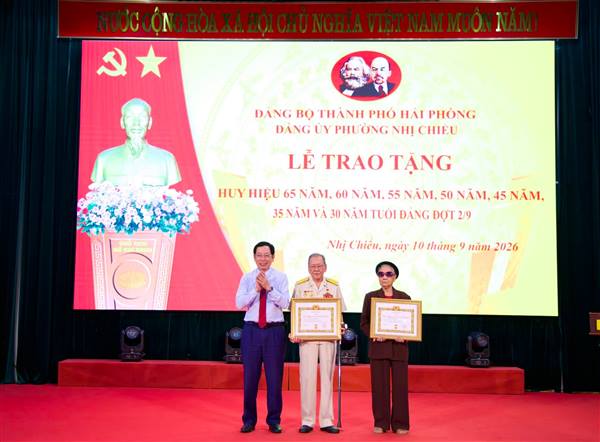 Đảng uỷ phường Nhị Chiểu trao tặng Huy hiệu Đảng cho 166 đồng chí đảng viên