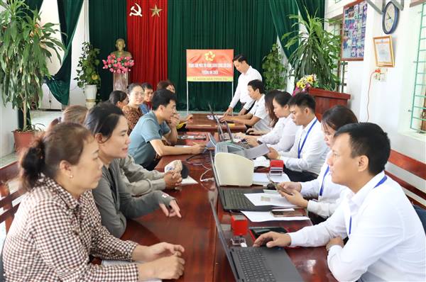 Người dân Tử Lạc được hỗ trợ làm thủ tục ngay tại nhà văn hóa tổ dân phố