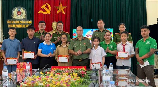 Trao 100 suất quà Trung thu tặng trẻ em khó khăn ở phường Nhị Chiểu