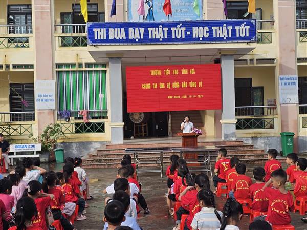 Trường Tiểu học Vĩnh Hòa - Chung tay ủng hộ đồng bào vùng lũ “Một phần nhỏ, vững niềm tin”