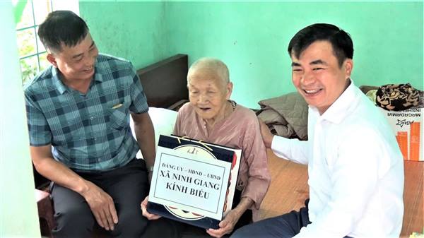 ĐẢNG ỦY - HĐND  - UBND – UBMTTQ VIỆT NAM XÃ NINH GIANG THĂM, TẶNG QUÀ GIA ĐÌNH CHÍNH SÁCH TIÊU BIỂU NHÂN KỶ NIỆM 78 NĂM NGÀY THƯƠNG BINH - LIỆT SĨ 27/7