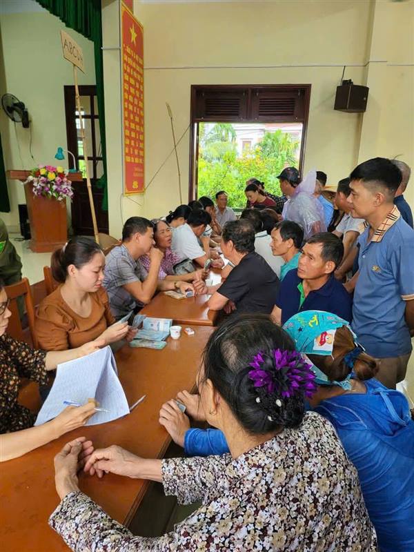 NHÂN DÂN PHẤN KHỞI NHẬN QUÀ TẾT ĐỘC LẬP