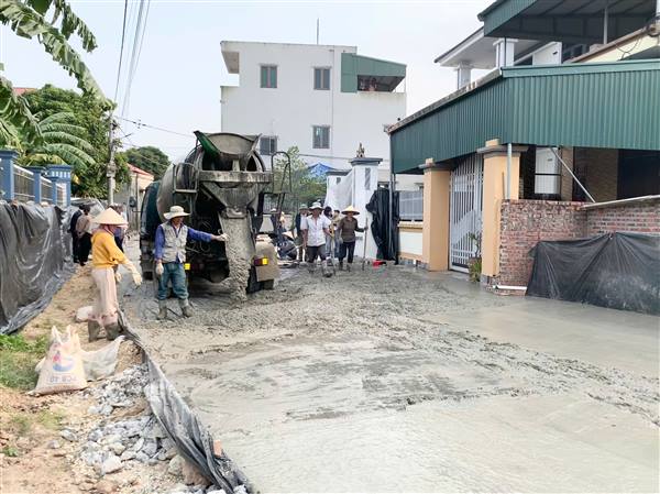LÃNH ĐẠO UBND XÃ NINH GIANG KIỂM TRA TUYẾN ĐƯỜNG TẠI THÔN TRANH XUYÊN CHÀO MỪNG ĐẠI HỘI ĐẠI BIỂU TOÀN QUỐC LẦN THỨ XIV CỦA ĐẢNG