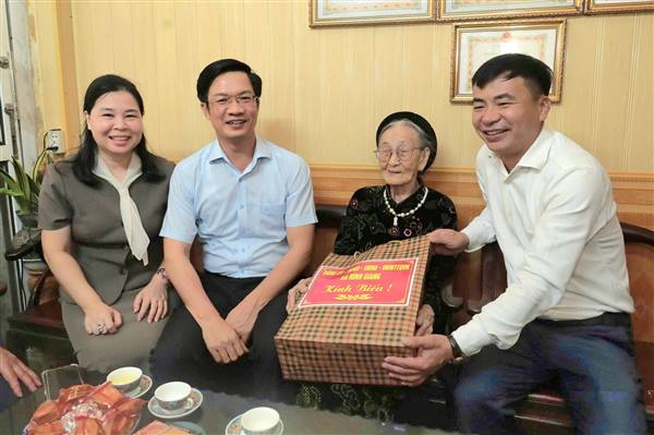 ĐỒNG CHÍ PHẠM VĂN LẬP THĂM, TẶNG QUÀ NGƯỜI CÓ CÔNG TẠI XÃ NINH GIANG