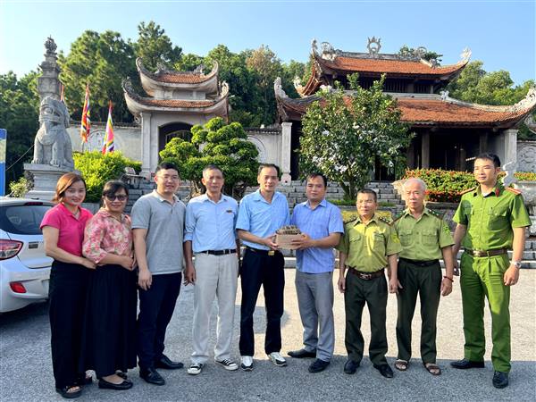 Phường Phạm Sư Mạnh tiếp nhận và thả về tự nhiên cá thể rùa hoang dã do người dân phường Nhị Chiểu giao nộp