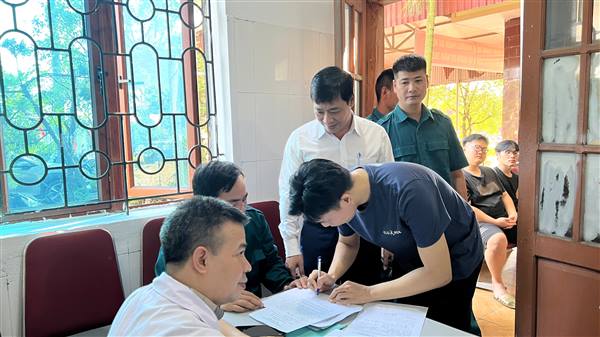 Thanh niên phường Phạm Sư Mạnh hăng hái tham gia khám sơ tuyển nghĩa vụ quân sự năm 2026