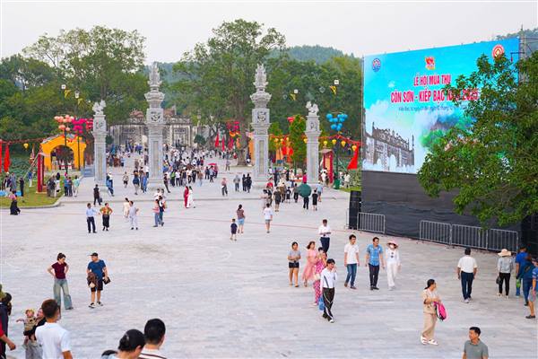 Hơn 32 vạn lượt du khách tham quan Khu di tích Côn Sơn - Kiếp Bạc trong dịp Lễ hội mùa thu năm 2025