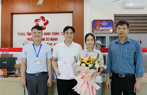 Trao giấy chứng nhận kết hôn - Lan tỏa hình ảnh “Chính quyền thân thiện, vì Nhân dân phục vụ”