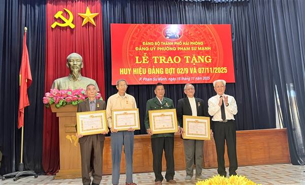 Đảng ủy phường Phạm Sư Mạnh tổ chức Lễ trao huy hiệu Đảng đợt 02/9 và 07/11 năm 2025