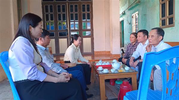 Phường Phạm Sư Mạnh trao Huy hiệu 60 năm tuổi Đảng cho đảng viên thuộc Chi bộ TDP Dương Nham