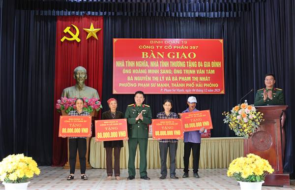 Ấm áp nghĩa tình trong Hội nghị bàn giao nhà tình thương, nhà tình nghĩa tại phường Phạm Sư Mạnh