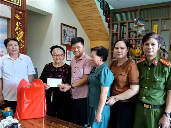 Phường Phạm Sư Mạnh tổ chức thăm, tặng quà người có công và thân nhân liệt sĩ nhân kỷ niệm 78 năm ngày Thương binh - Liệt sĩ