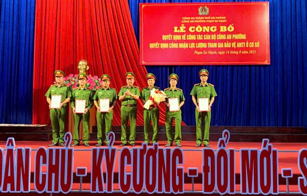 Công an phường Phạm Sư Mạnh công bố quyết định cán bộ và lực lượng tham gia bảo vệ ANTT ở cơ sở