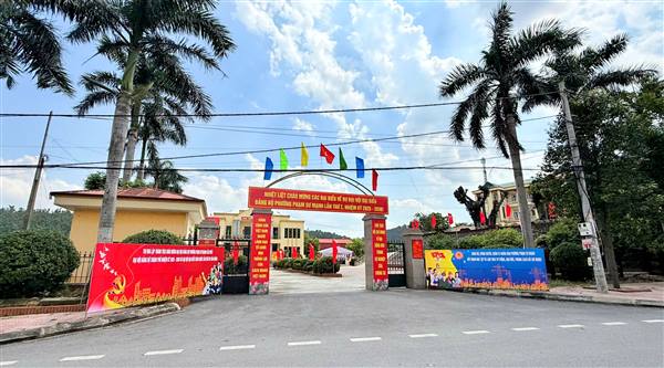 Phường Phạm Sư Mạnh triển khai đồng bộ công tác trang trí, tuyên truyền trực quan chào mừng Đại hội Đảng các cấp nhiệm kỳ 2025 - 2030