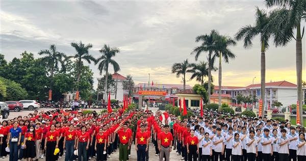 Phường Phạm Sư Mạnh sôi nổi tham gia chương trình đi bộ toàn quốc "Cùng Việt Nam tiến bước"