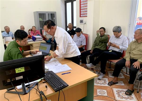 Đảng bộ phường Phạm Sư Mạnh phấn đấu hoàn thành hồ sơ đổi thẻ đảng viên trước ngày 16/8