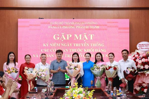Phường Phạm Sư Mạnh gặp mặt kỷ niệm Ngày truyền thống các cơ quan tham mưu, giúp việc của Đảng ủy và Mặt trận Tổ quốc, các tổ chức chính trị - xã hội